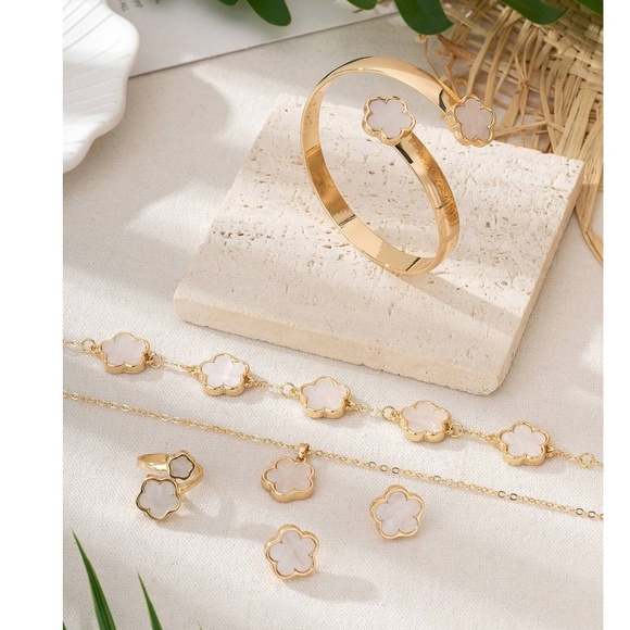 Luxe Gold Tone Flower Necklace Ring Jewelry Set - Picture 6 of 8